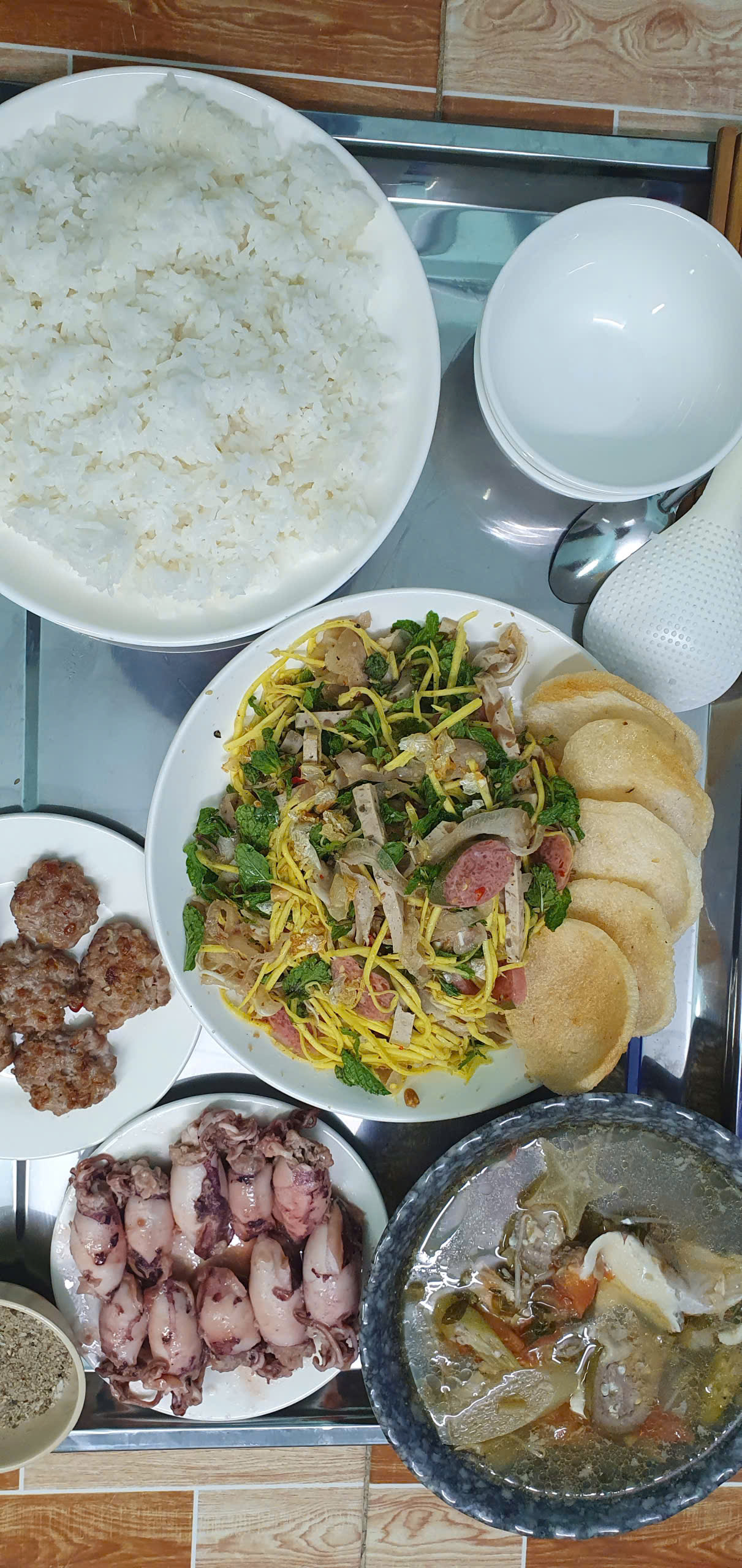 Mâm cơm với món tré trộn