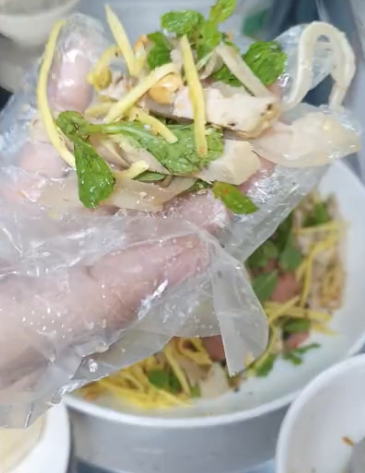 Trộn tré với chả bò, nem và xoài xanh